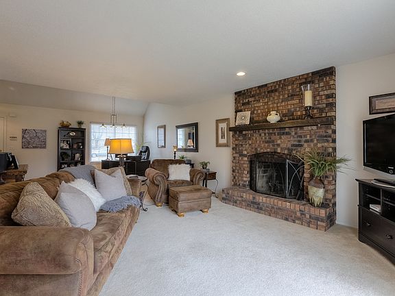 5th image of 1611 E Drury Ln