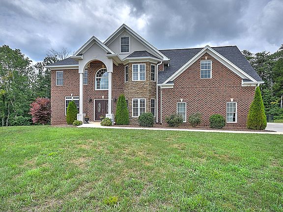3rd image of 5015 Rose Garden Cir