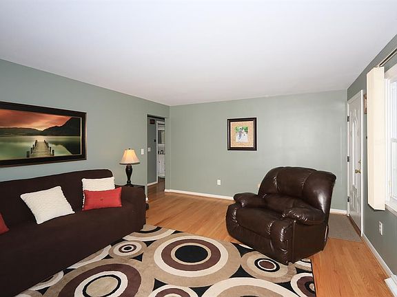 5th image of 920 Villa Dr
