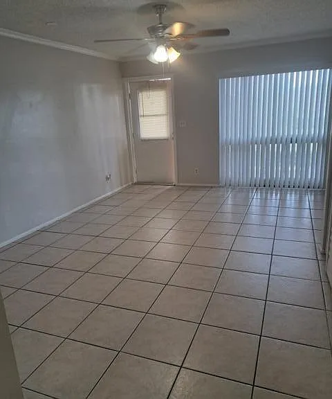 N Riverside Dr — Photo 13