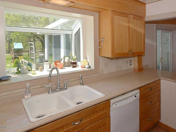 3rd image of 814 S Lagrave St