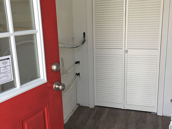 Side entrance/"laundry/mud r