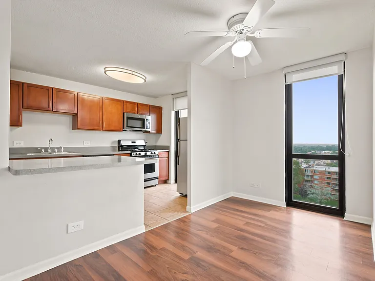 Yorktown Apartments — Photo 2