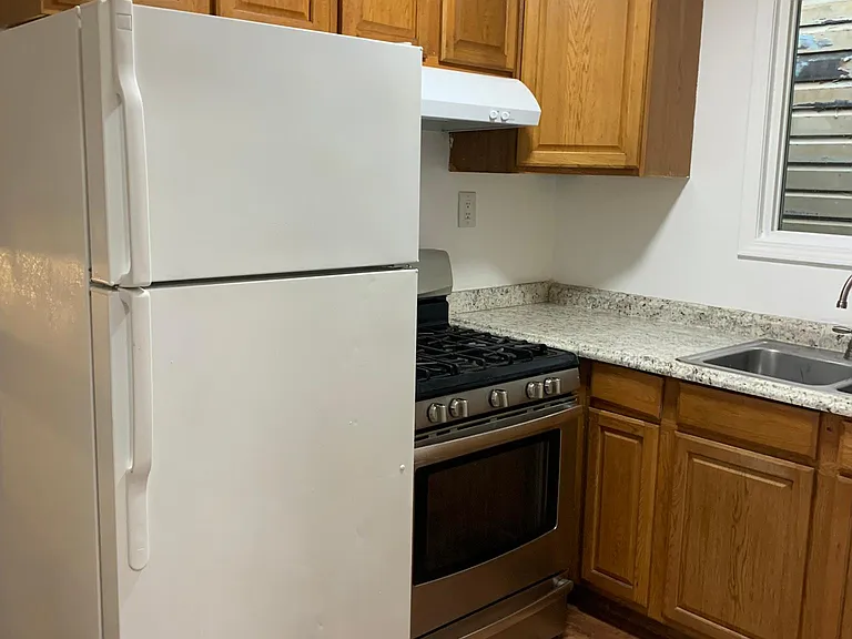 1096 Montgomery Ave — Photo 15