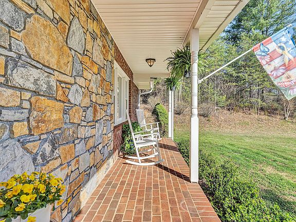 3rd image of 1488 Henry Rd