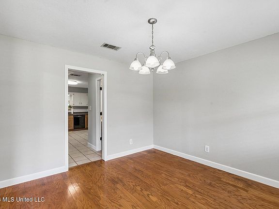 4th image of 1503 Roswell St