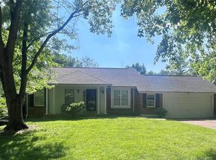825 Dunraven Dr, Ballwin, MO