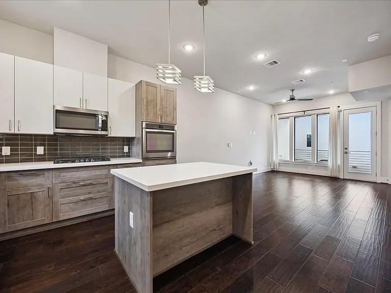 2501 Crawford St — Photo 1