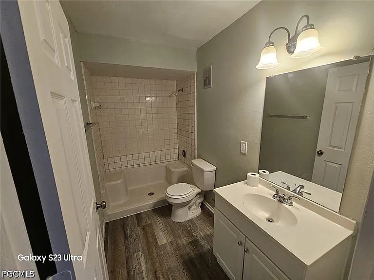 2708 Broadway — Photo 4