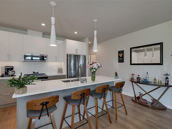 3rd image of 684 Island Hwy S #102
