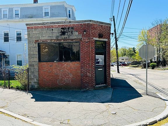 4th image of 77 Forest St