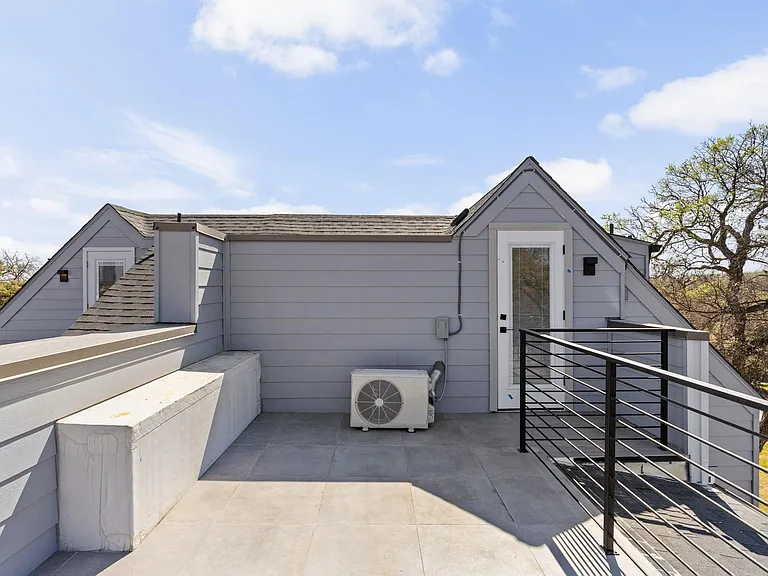 1402 Summit St #B — Photo 32