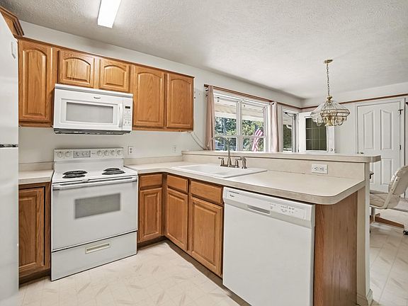4th image of 1211 Woodcrest St