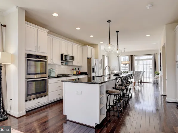 22891 Locust Ln, Sterling, VA 20166