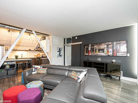 3rd image of 4529 N Kenmore Ave #506