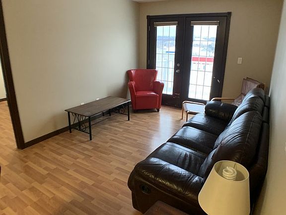 4th image of 10217 Queen St #407