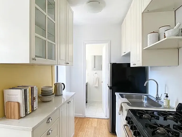370 W 52nd St #2F — Photo 1