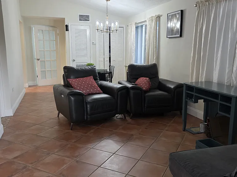 2105 SW 61st Ave — Photo 2