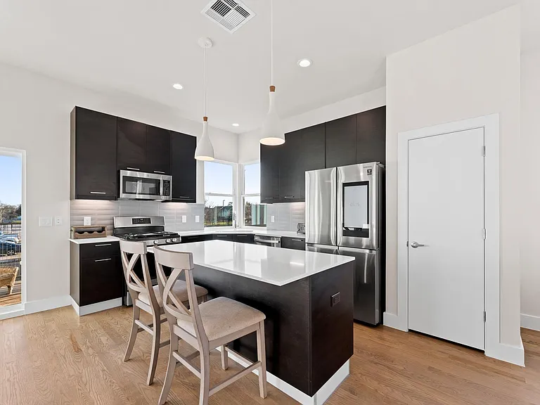 4904 Noble St — Photo 5