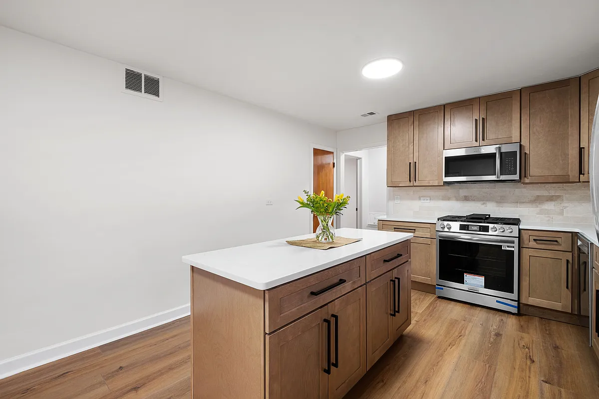 Building Photo - 2531 W Lunt Ave #2