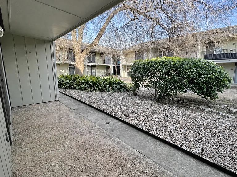500 E Riverside Dr #145 — Photo 2