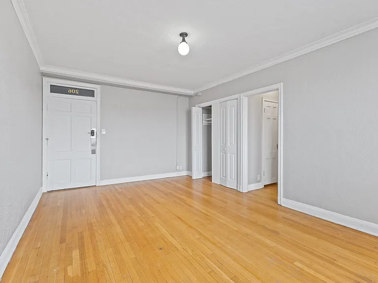 Piccadilly Apartments — Photo 21