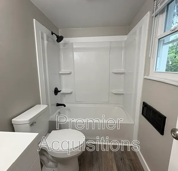 307 N 45th St — Photo 5