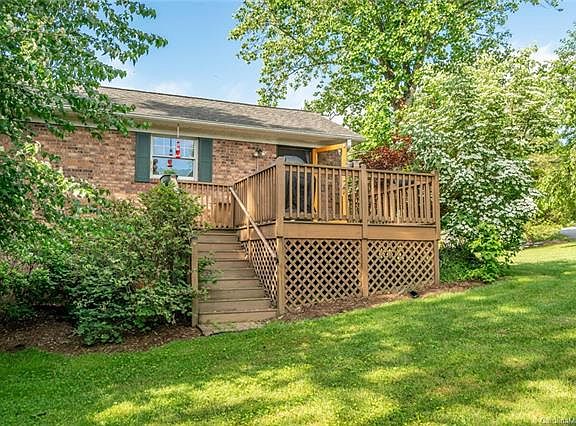 5th image of 209 Hawthorn Dr
