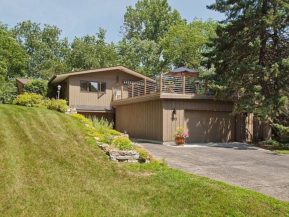 3 garage stalls/huge deck