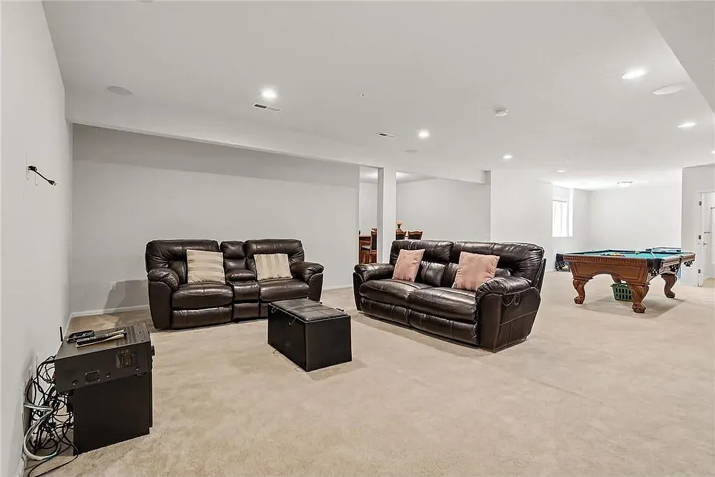 5 bed, 4500 sqft, $4,200 — Photo 2