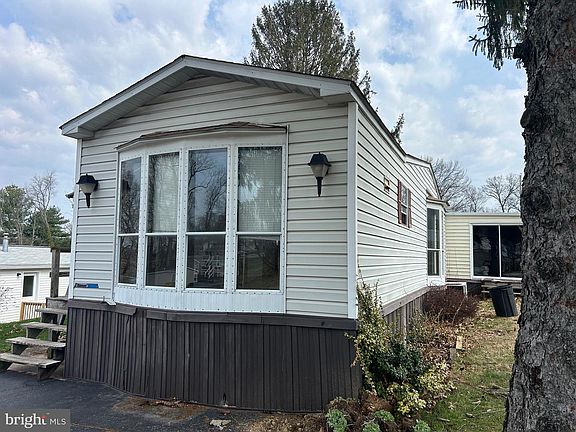 2nd image of 121 Chestnut Hill Dr