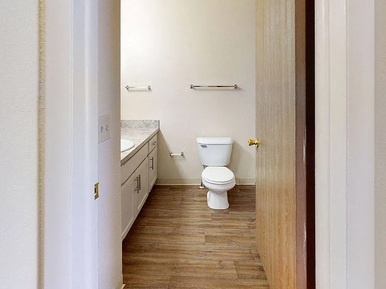 Oak Shores Apartments — Photo 79