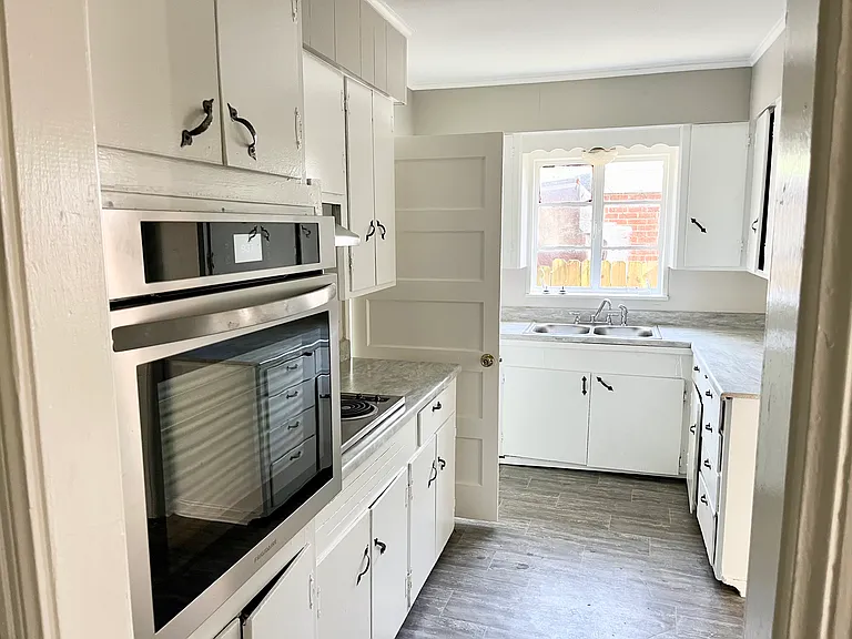 2441 N Akin St — Photo 2