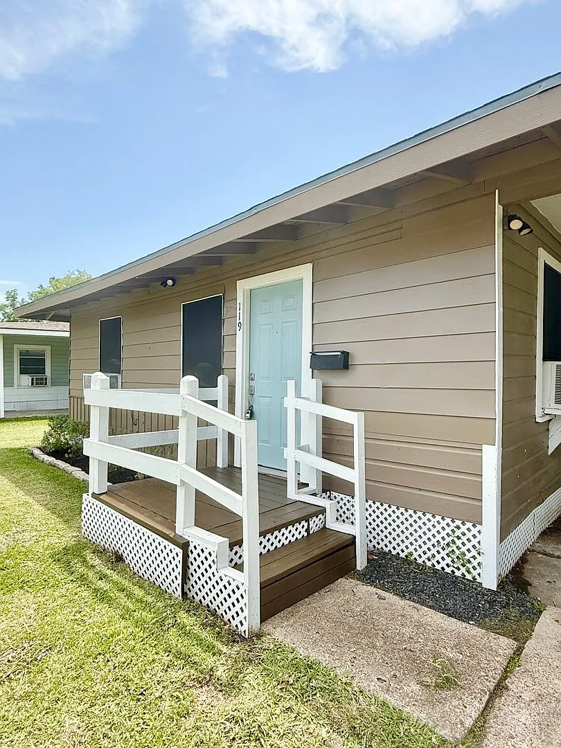 Adorable 2/1 Cottage near Downtown Lake Jackson!, — Photo 2