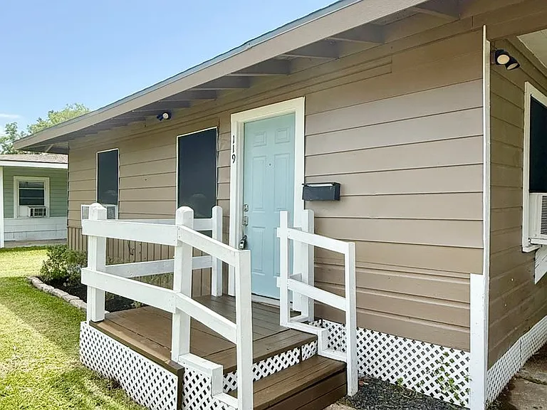 119 Oak Dr — Photo 2