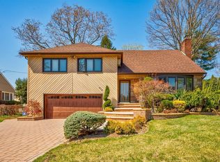 819 Pepperidge Rd, Westbury, NY 11590