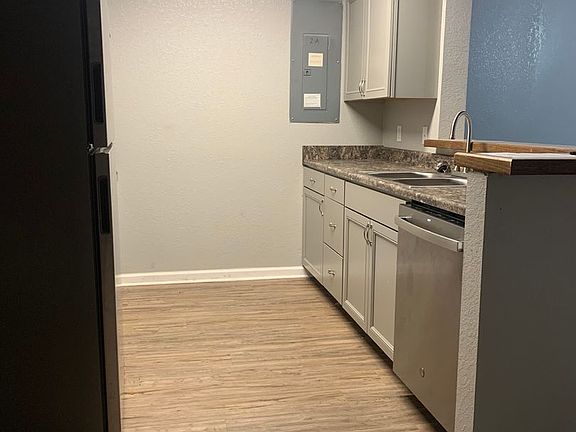 4th image of 1415 Charlotte St #3