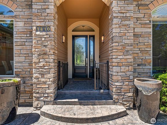 2nd image of 1410 SE Columbia Crest Court