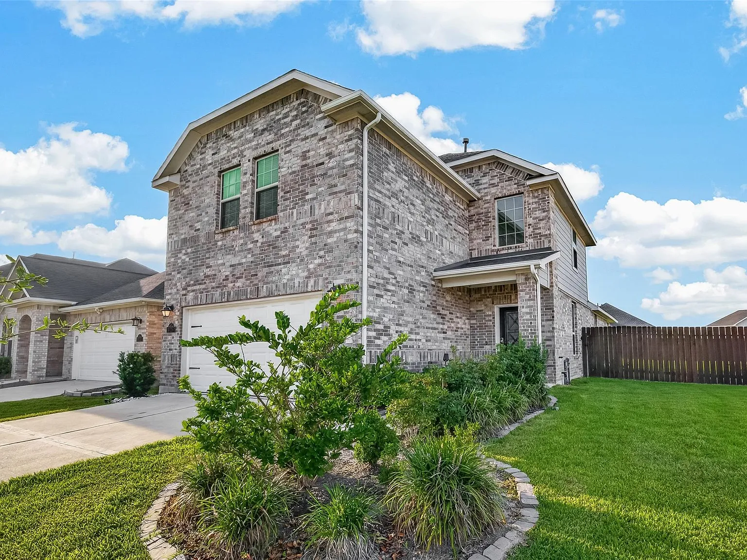 4 bed, 2.5 bath, 2120 sqft, $2,400 — Photo 4