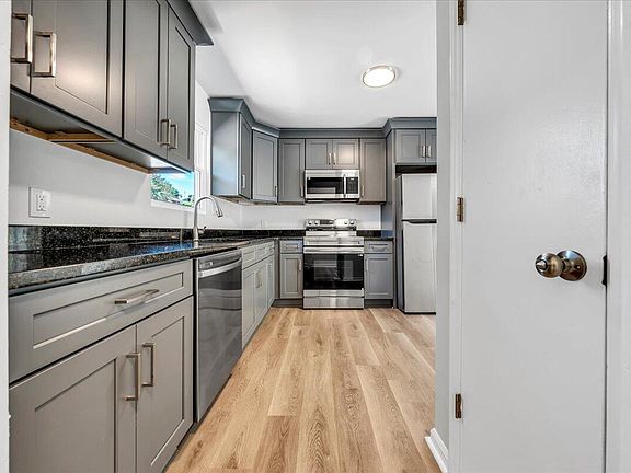 5th image of 728 Shelbourne Ave