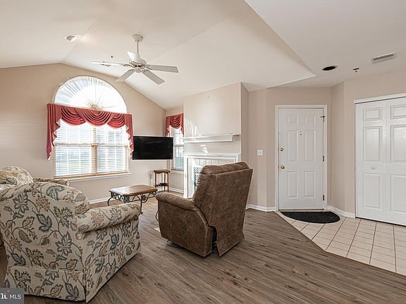 4th image of 310 Newport Ln #18A