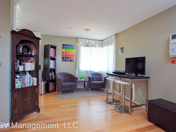 3rd image of 142 S El Molino Ave APT 4