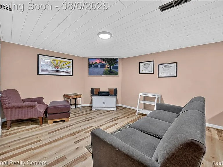 878 Yorktown Ct — Photo 13