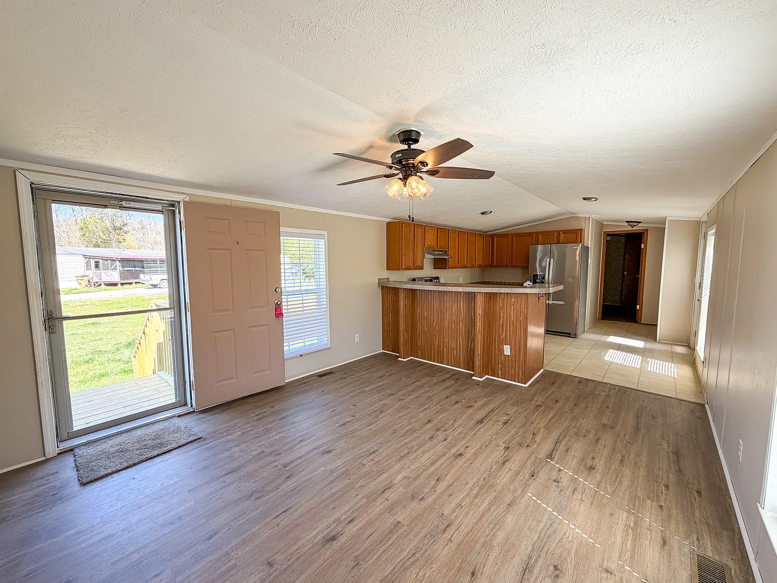 Newly Renovated 3-Bedroom Home, Short Drive To The City Barboursville WV — Photo 2