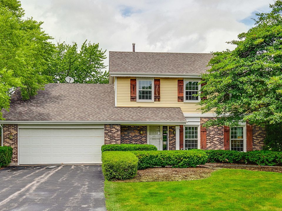 Great curb appeal. Located on 1 acre in Saddle Hill, Green Oaks