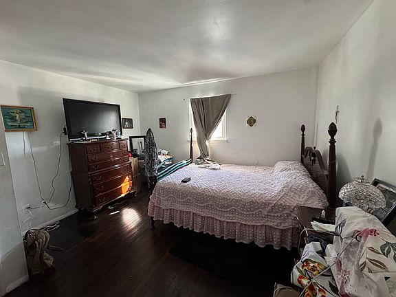 4th image of 49 Frances Ave