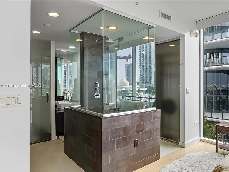 1040 Biscayne Blvd #1107 — Photo 23