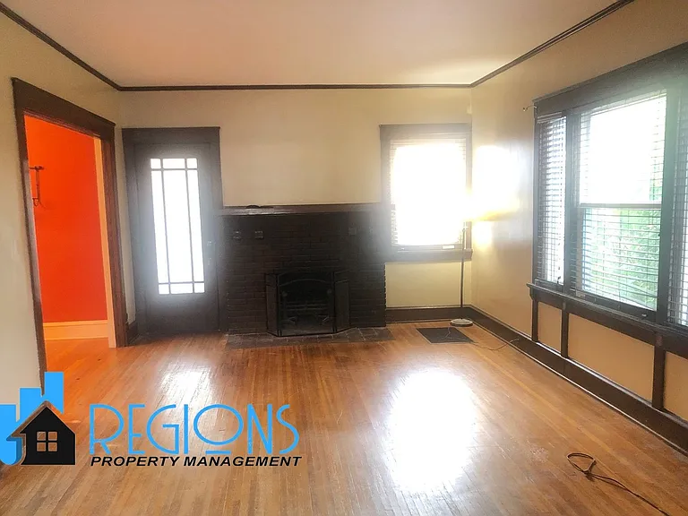 501 E Locust St — Photo 6