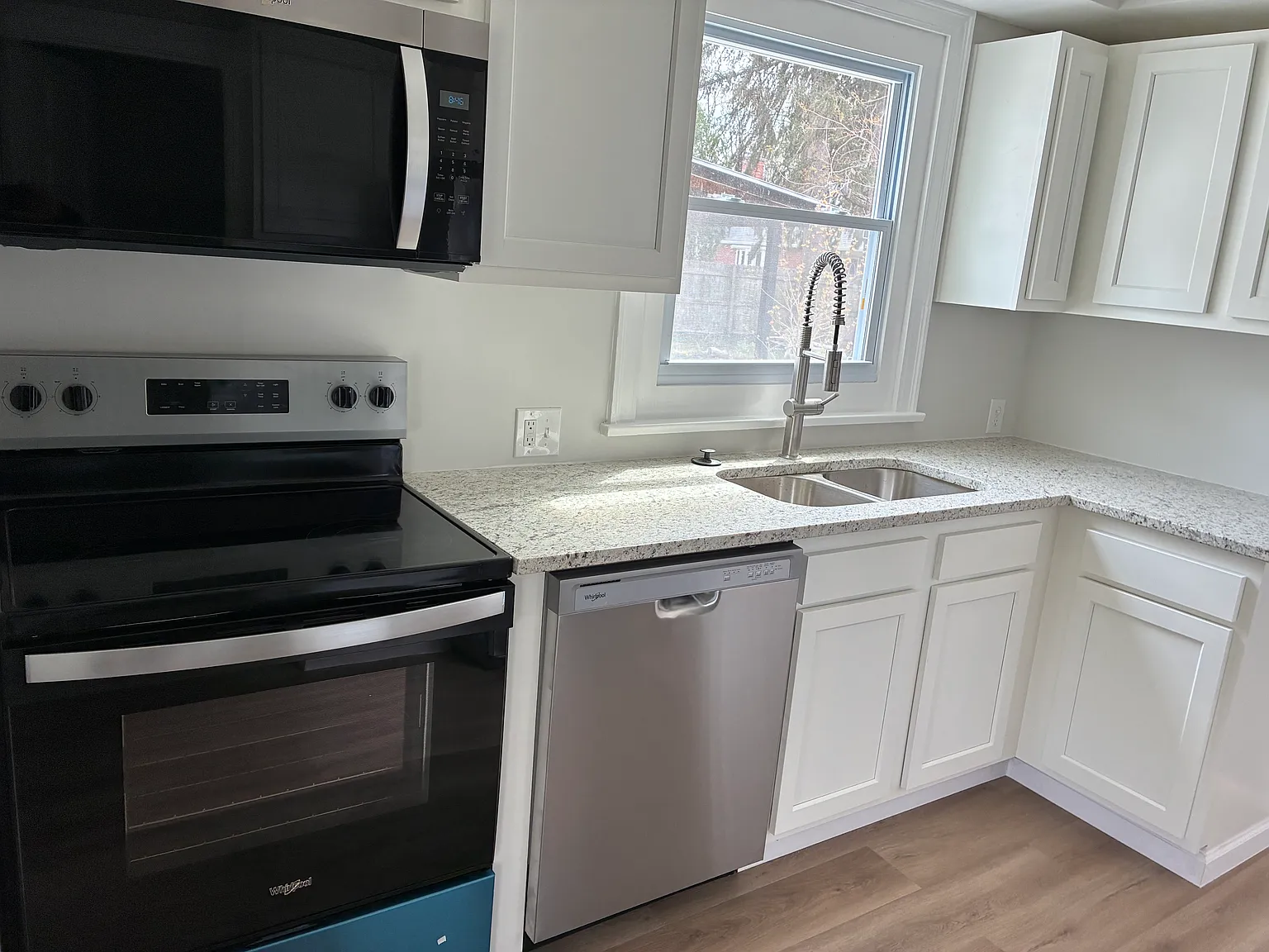 3950 Riverside Dr — Photo 2