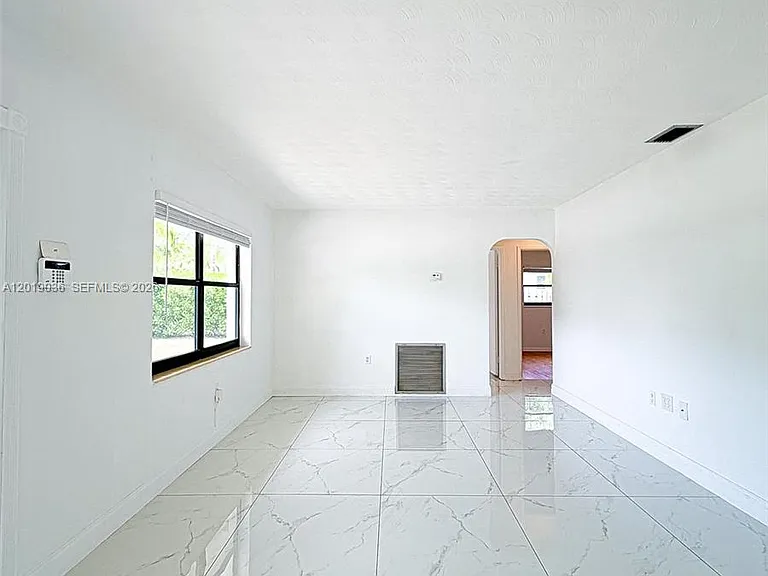 240 NW 36th St — Photo 8